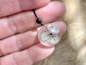 Černý trojlístek Hortenzie v náhrdelníku tvaru polokuličky 20 mm s korálkem Lávy