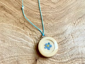 Jemný dřevěný  náhrdelník s květem Pomněnky