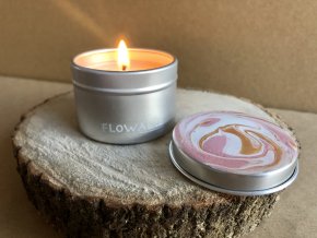 Svíčka v malé plechovce růžovo-bílá FLOW