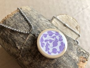 Dřevěný náhrdelník s jemným fialovo-bílým motivem
