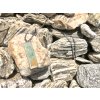 Podlouhlý kovový náhrdelník v barvě stříbra s motivem bílé, hořčicové a petrolejové
