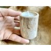 Dřevěný ručně malovaný svícen kulatý hnědo-bílý průměr 5x6 cm