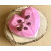 Svíčka SRDCE se zalitým šperkem FLOWAL (barva svíčky, vůně a zalitý šperk dle přání)