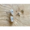Čtvercové náušnice pecky s modrými kvítky Pomněnek a bílým podkladem 13 x 13 mm