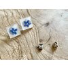 Čtvercové náušnice pecky s modrými kvítky Pomněnek a bílým podkladem 13 x 13 mm