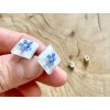 Čtvercové náušnice pecky s modrými kvítky Pomněnek a bílým podkladem 13 x 13 mm