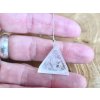 Bílý trojúhelníkový náhrdelník na světle šedé šňůrce