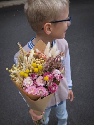Tri generácie, jedna láska ku kvetom 🤍 Dnes sme s Adamkom vytvorili kyticu pre našu Omamu… veľkú milovníčku sušených...