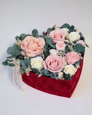 Srdcová květinová kompozice v jemných pudrových tónech. Elegantní dárek, který potěší na první pohled. Ručně tvořeno v...