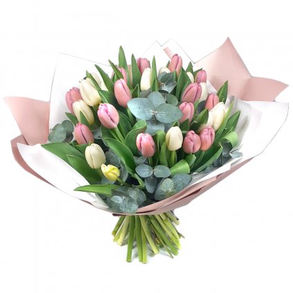 Kytice bílých a růžových tulipánů s eukalyptem