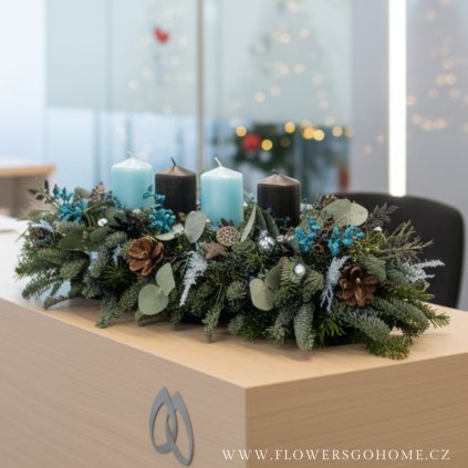 Adventní svícen modré a černé svíčky