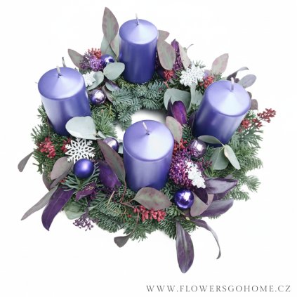 Fialový adventní věnec s eukalyptem