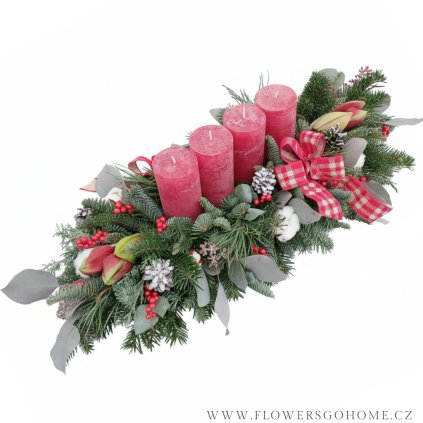 Vánoční svícen s amarylisem a rustikálními svíčkami červený