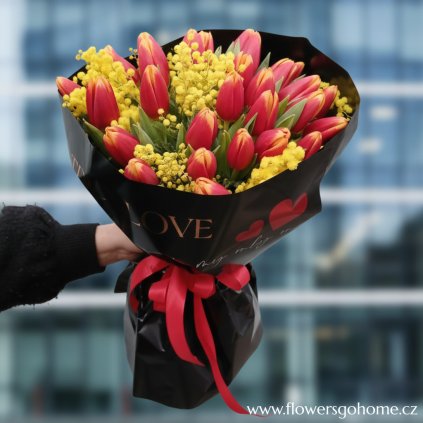 Mimosa a oranžové tulipány