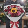 Laura kytice růží se slunečnicí