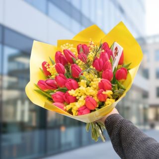 Dnes jsme doručili tuhle nádhernou kytici červených tulipánů a sluníčkové mimosy 🌷✨💛 Spojení sytě červené a zářivě žluté...