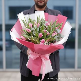 Jeden promyšlený detail často řekne víc než tisíc slov. Darujte své milé tulipány v elegantním dárkovém balení –...