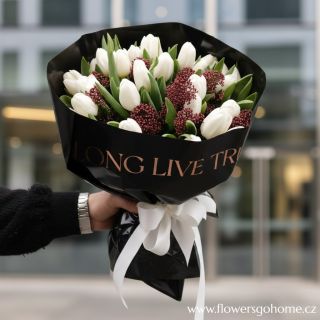 Bílé tulipány se skimií jsou nečekaná kombinace, která působí luxusně, moderně a neuvěřitelně podmanivě. Černý papír...