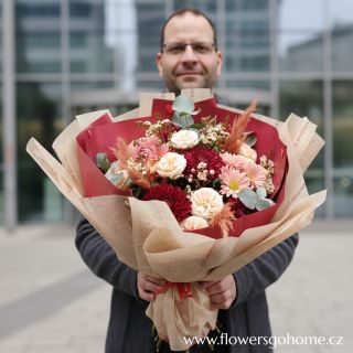 🌸✨ Čerstvě uvázaná kytice na prodejně! ✨🌸 Přijďte si dnes vybrat tu nejkrásnější kytici z naší bohaté nabídky na adrese...