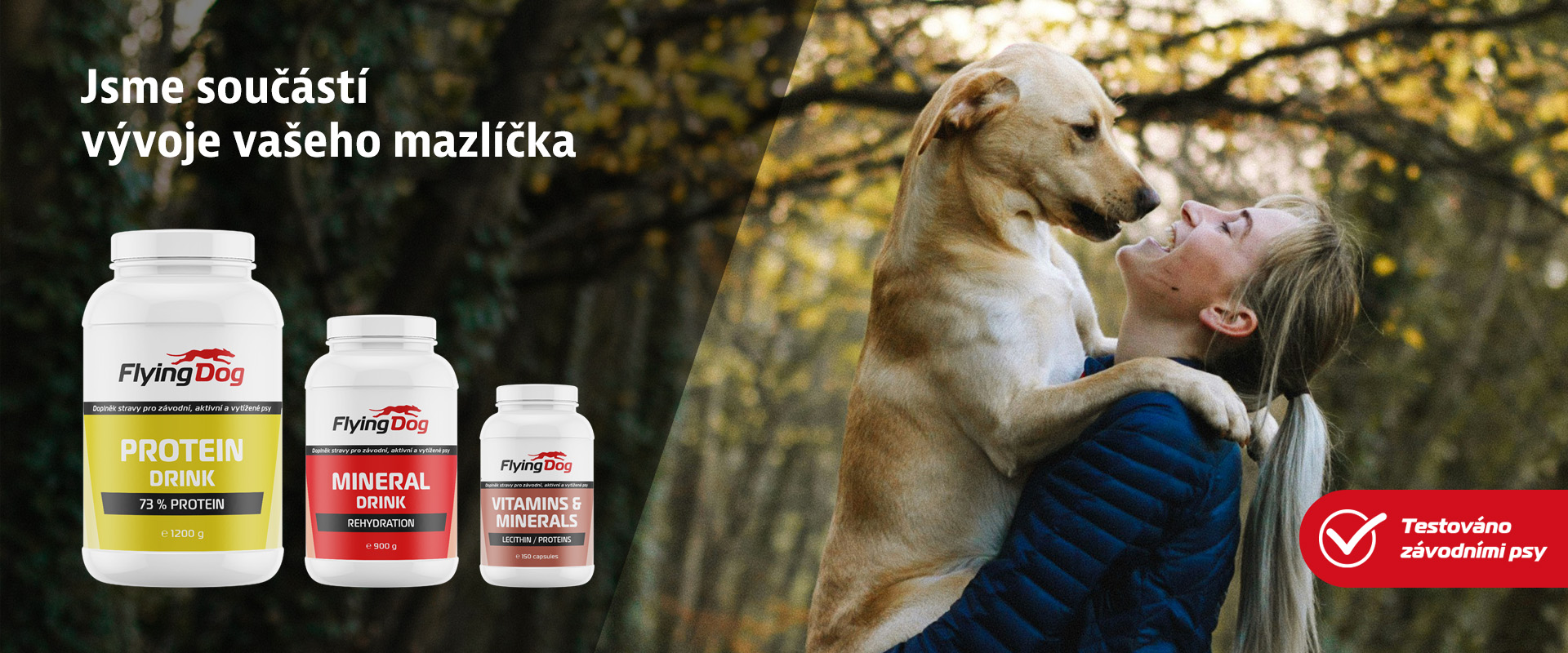 Mladý pes se svou milující paničkou