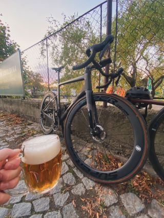 Tak co, už vám tohle chybí? Nám teda pekelně jo! 😀 Ale nebojte, za chvíli budou tyhle šedý neděle pryč a pojedeme zase 💣💣💣!