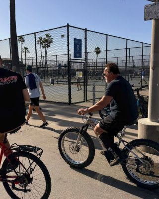 Víte koho jsme potkali při venčení v LA na kole na Venice Beach? 🚴‍♂️🌴 Asi to není potřeba ani psát :D Absolute legend!...