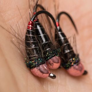Gotta have some tungsten body nymphs for heavy water 🌊 These are size 14, 3.2mm body, on Kype K200BL 🔥 #flyshopeurope...