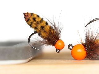 This one is tied using earthworm mop chenille from Veniard, with a nice segmented look 👍 Smaller one is size 14 / 3.5 mm...