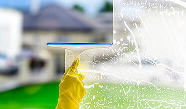 Čistič na okna před montáží rolet