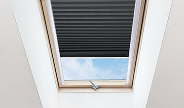 Jak na montáž rolet plisé na střešní okna