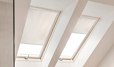 Jak na montáž látkových rolet na střešní okna