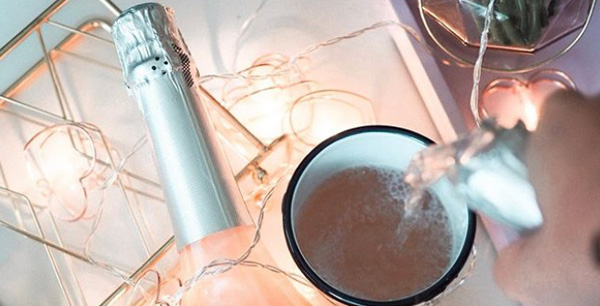 Proč pít víno z hrnku?