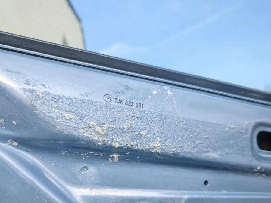 Staré lepidlo před aplikací čističe