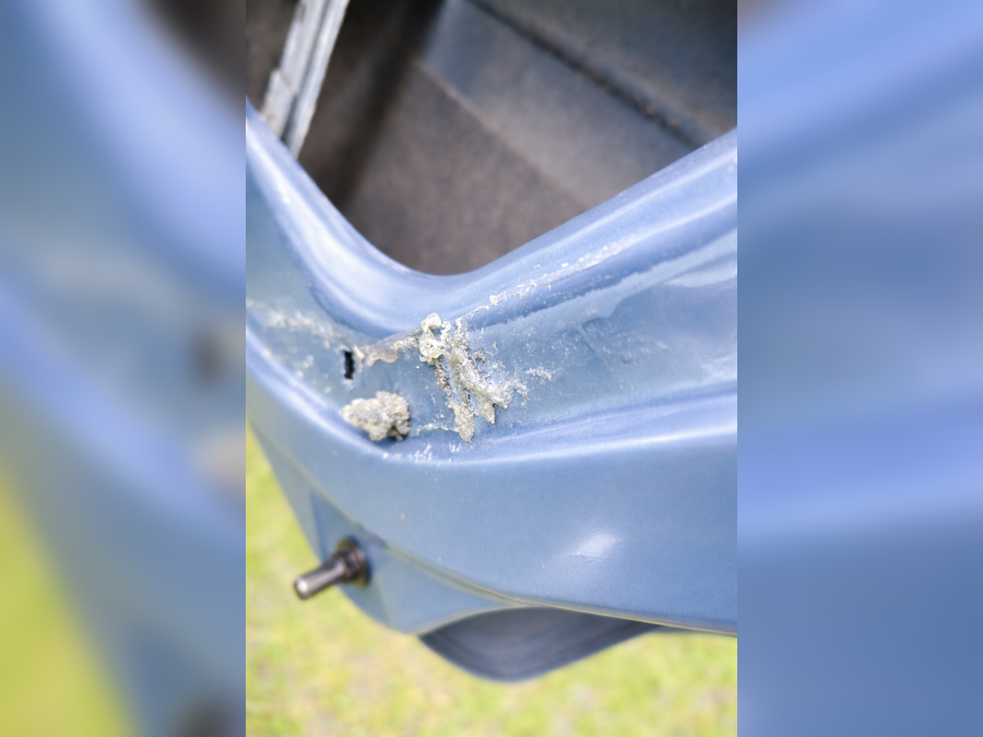 Naleptané lepidlo připravené k odstranění