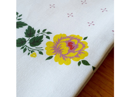 krojový šátek s ružičkami  žlutý