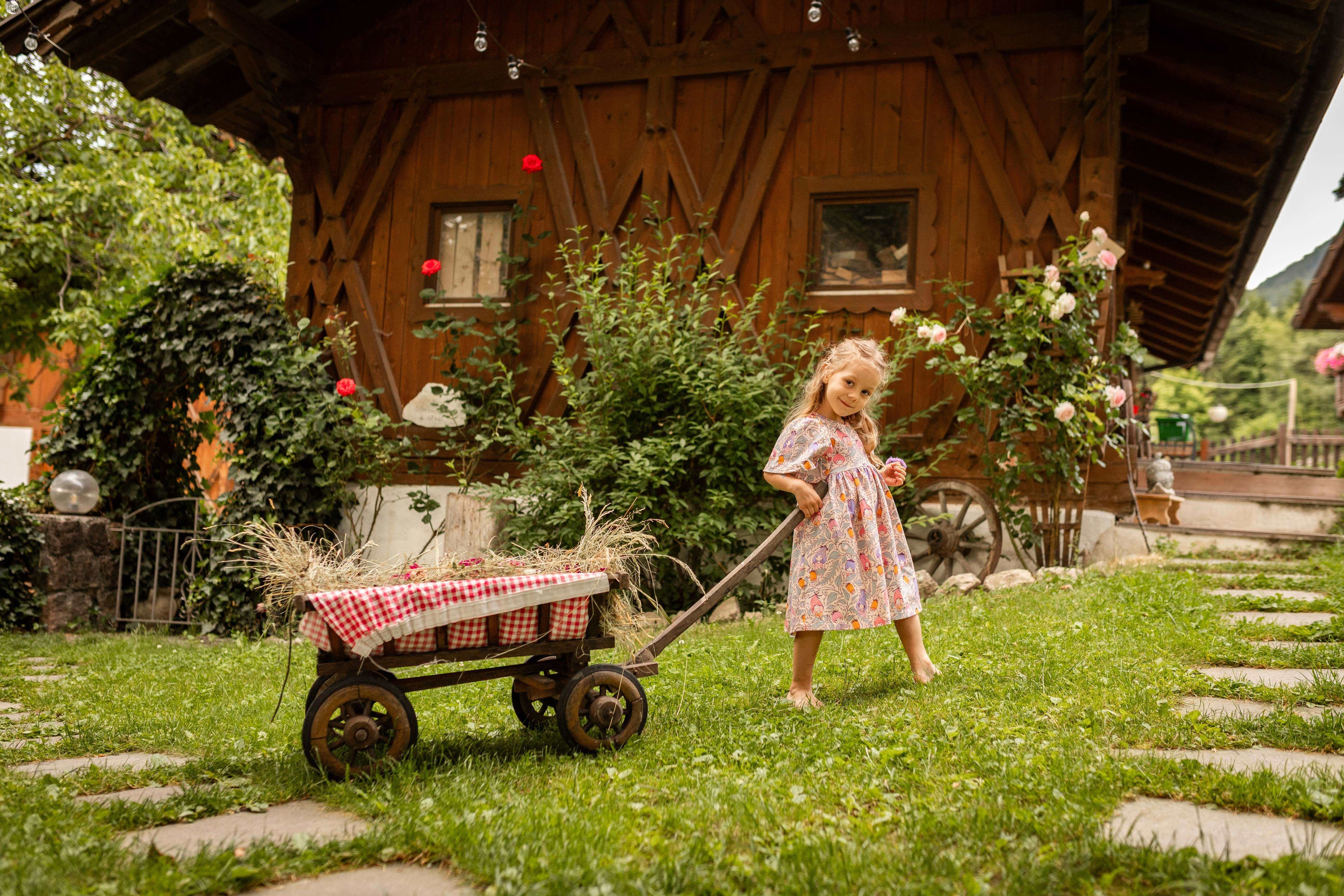 dievčatko v šatach s rozprávkovým vzorom v malebnom prostredí dolomitov