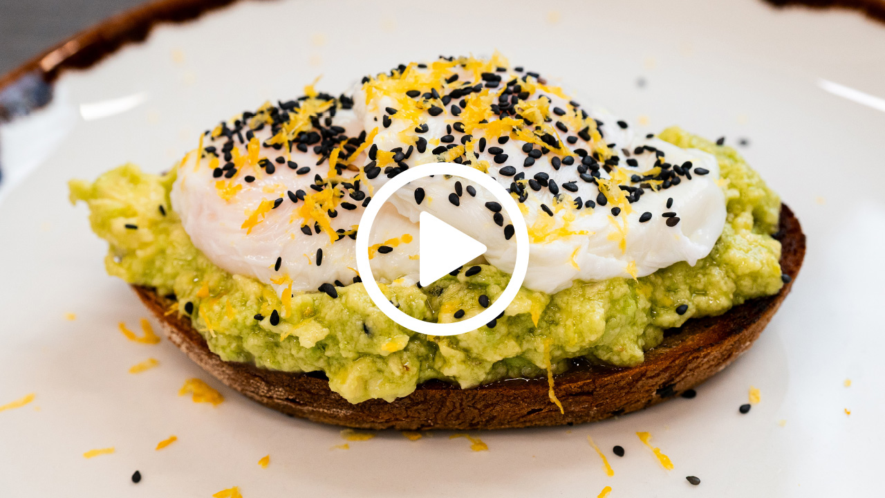 Avokádový toast, zastřené vejce, sezam