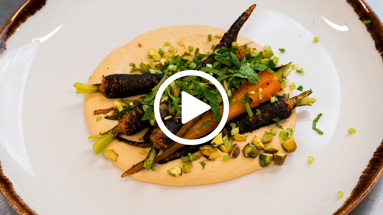 Hummus, spálená mrkev, pistácie, koriandr