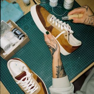 Ruční prošití podešve.🪡 Nejsi si jistý/á jaké opravy obuvi a kabelek provádíme? Napiš nám zprávu s konkrétním požadavkem a...