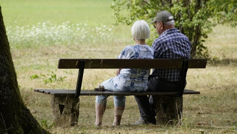 Bench rest, old people