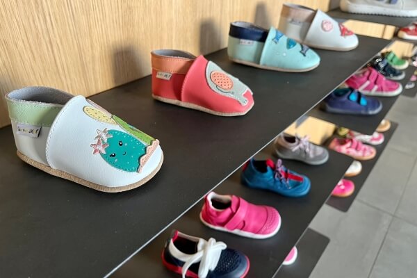 Kann man den Kindern Barfußschuhe geben?