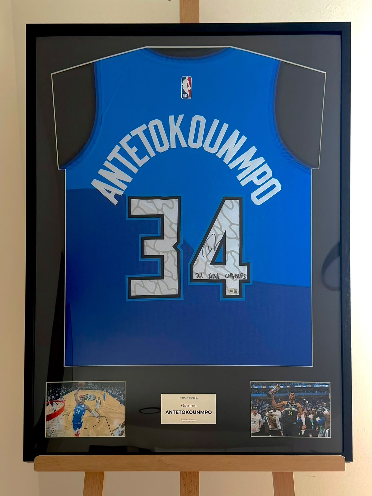 Klasické rámování — podepsaný dres Giannis Antetokounmpo s fotografiemi a plaketou