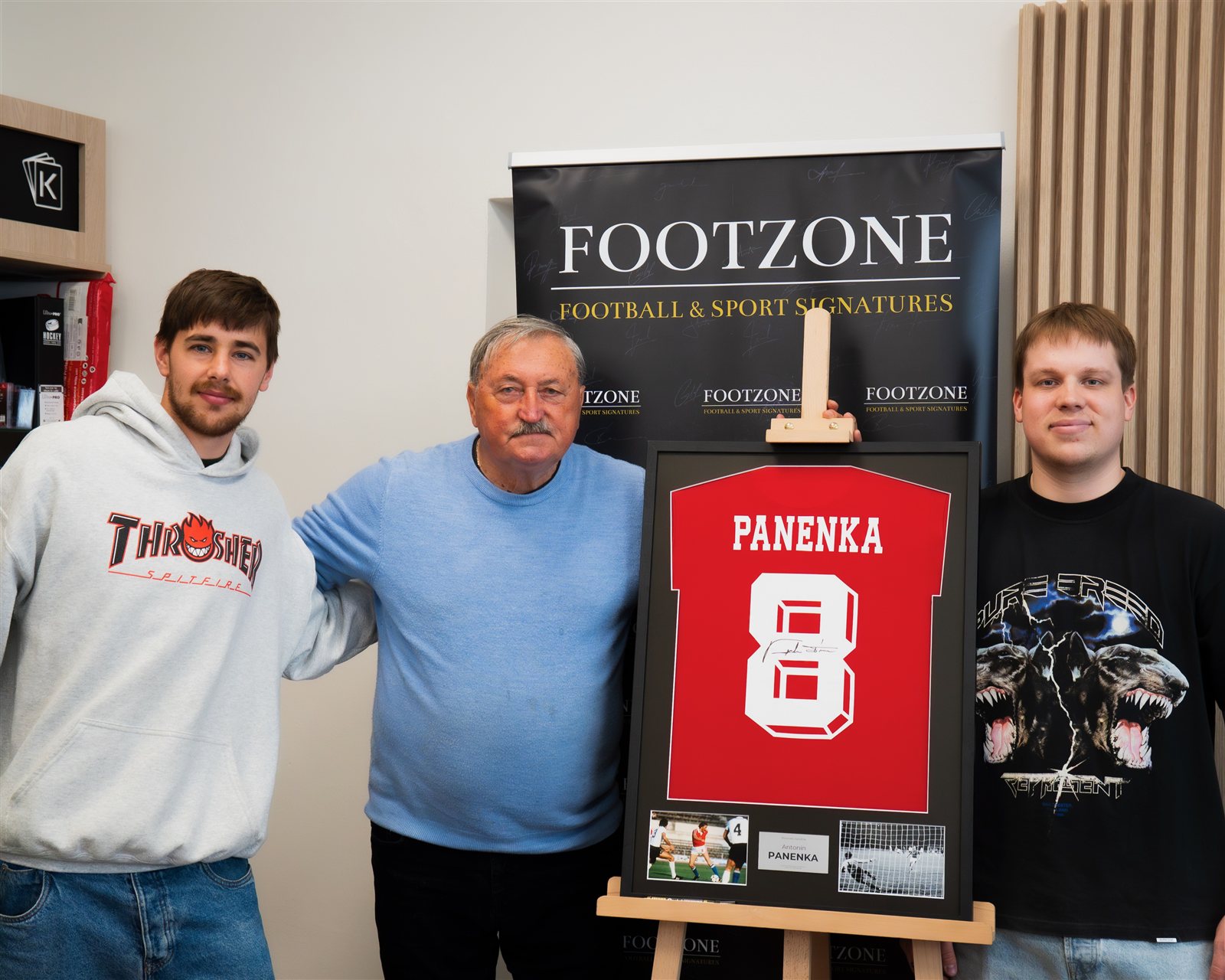 Zakladatelé Footzone s Antonínem Panenkou a jeho zarámovaným dresem