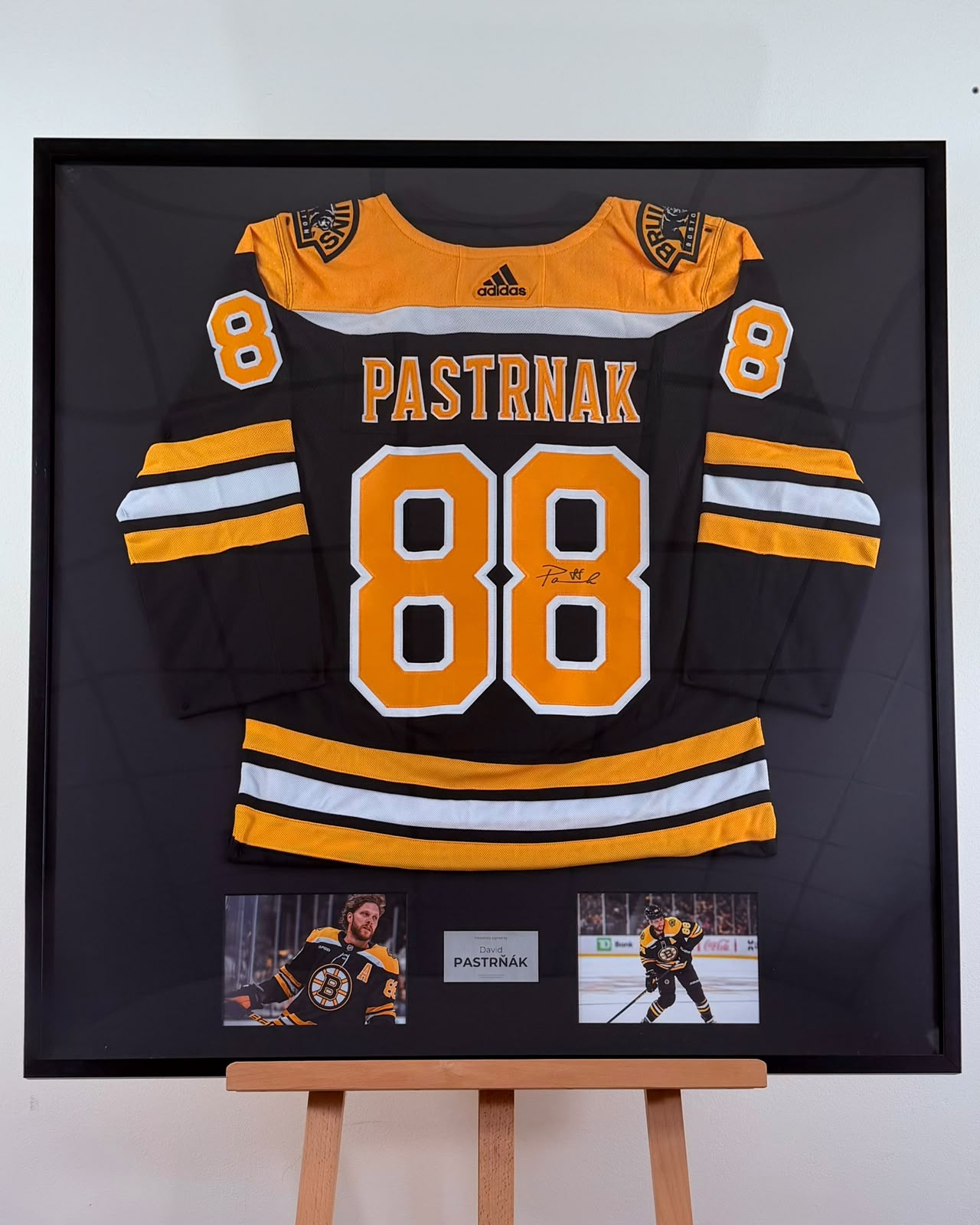 Rámování hokejového dresu — David Pastrňák, Boston Bruins