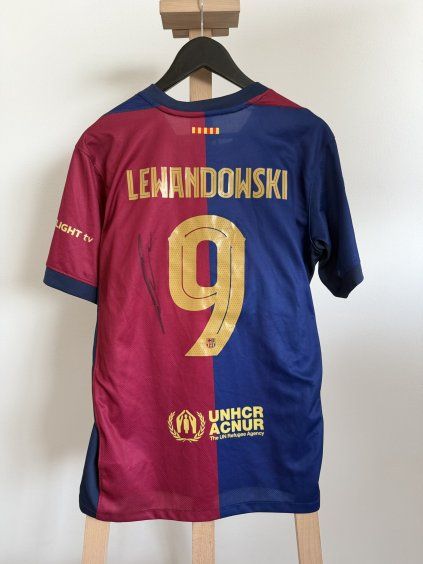 2945 robert lewandowski podepsany dres