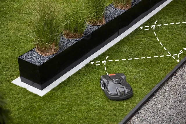 Systematické sečení trávy v úzkých průchodech