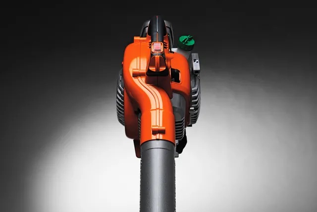 Proud vzduchu ve směru rukojeti