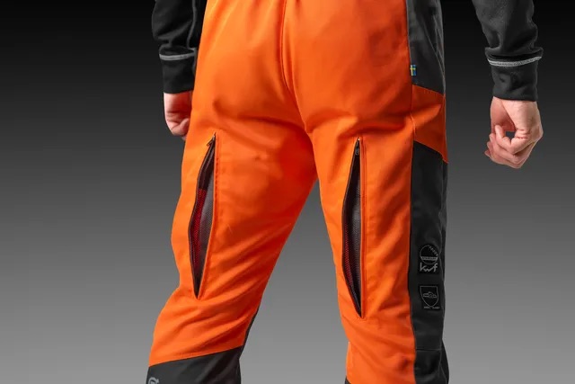 Odvětrávací zipy na zadní straně nohavic