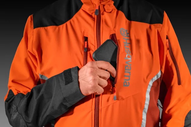 Utěsněné a polstrované přední kapsy