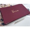 Tmavě červené bordó fotoalbum se jménem